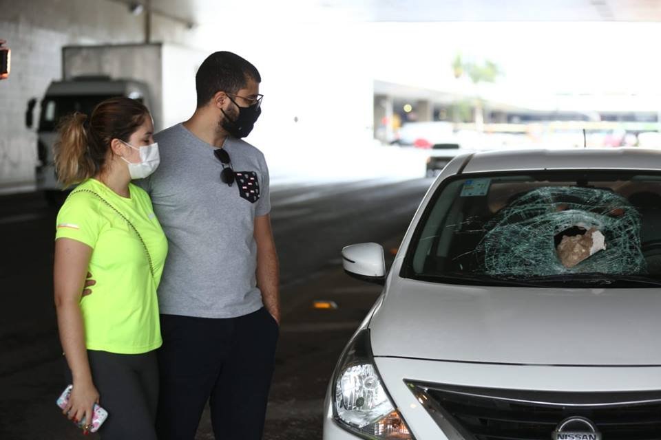 Pedaço de concreto atinge veículo no Buraco do Tatu