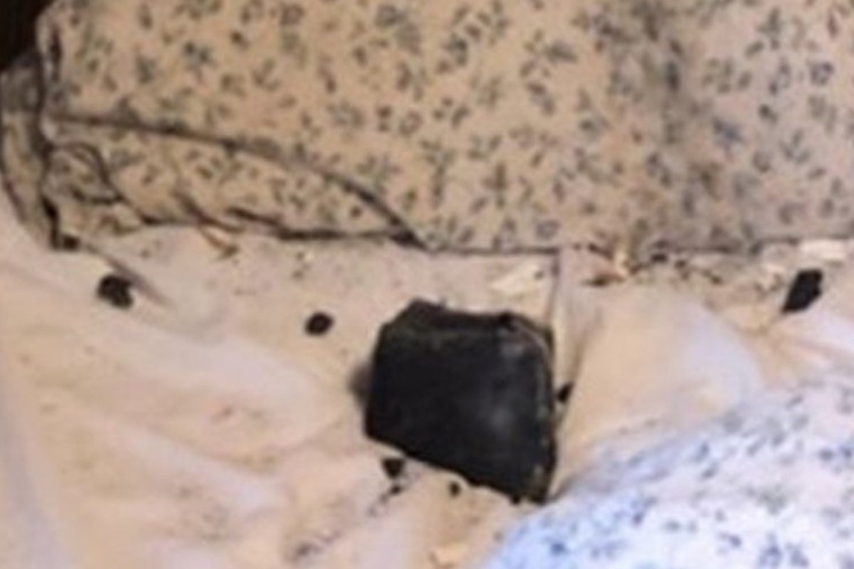 Mulher sobrevive após meteoro cair a centímetros de sua cabeça enquanto ela dormia
