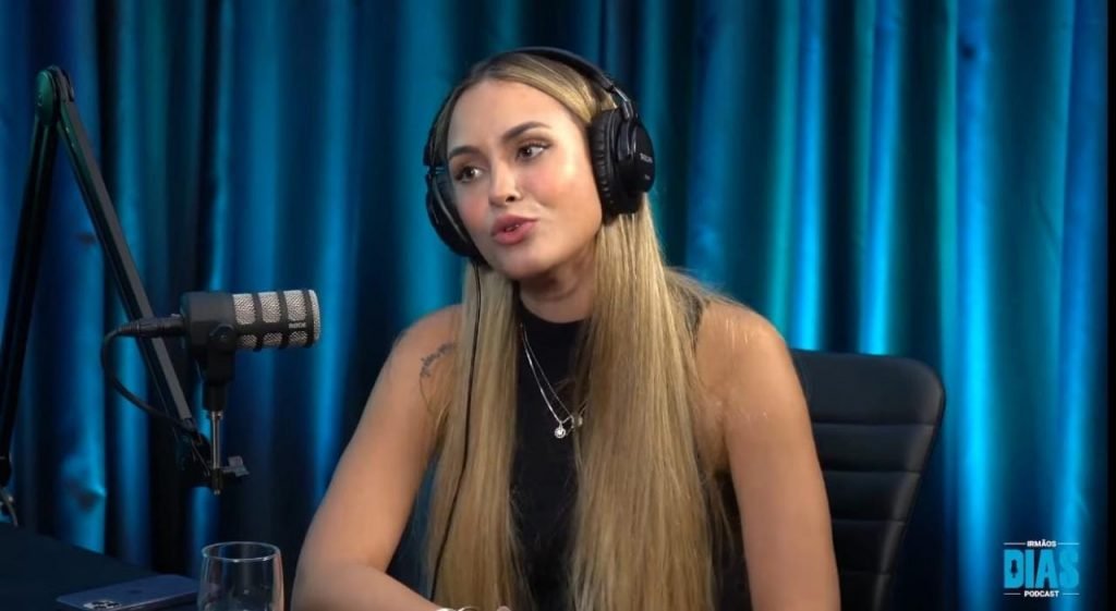 Sarah Andrade durante participação em Podcast