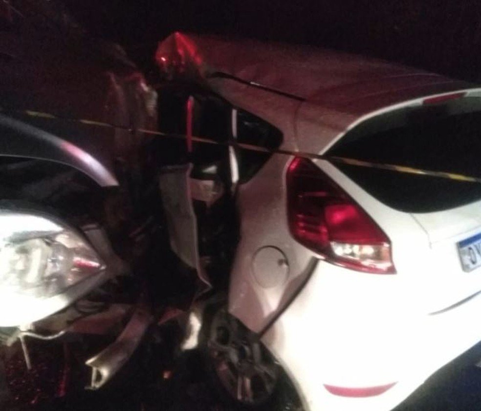 O acidente foi entre um carro e uma van e deixou três mortos e quatro feridos