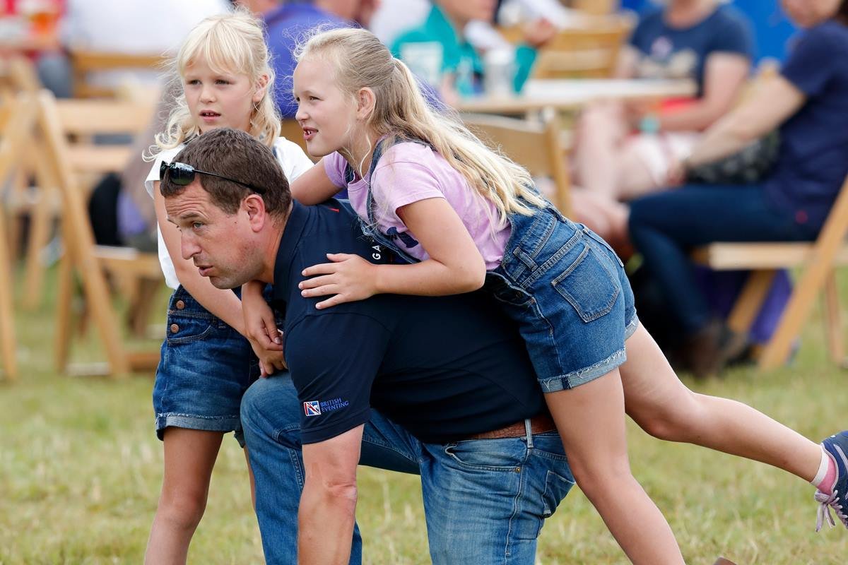 Peter Phillips com a filha Isla Phillips e Savannah Phillips