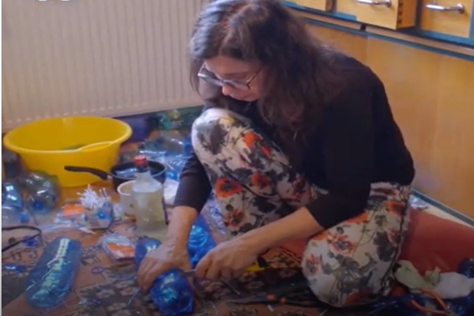 a artista tcheca que transforma garrafas de plástico em arte