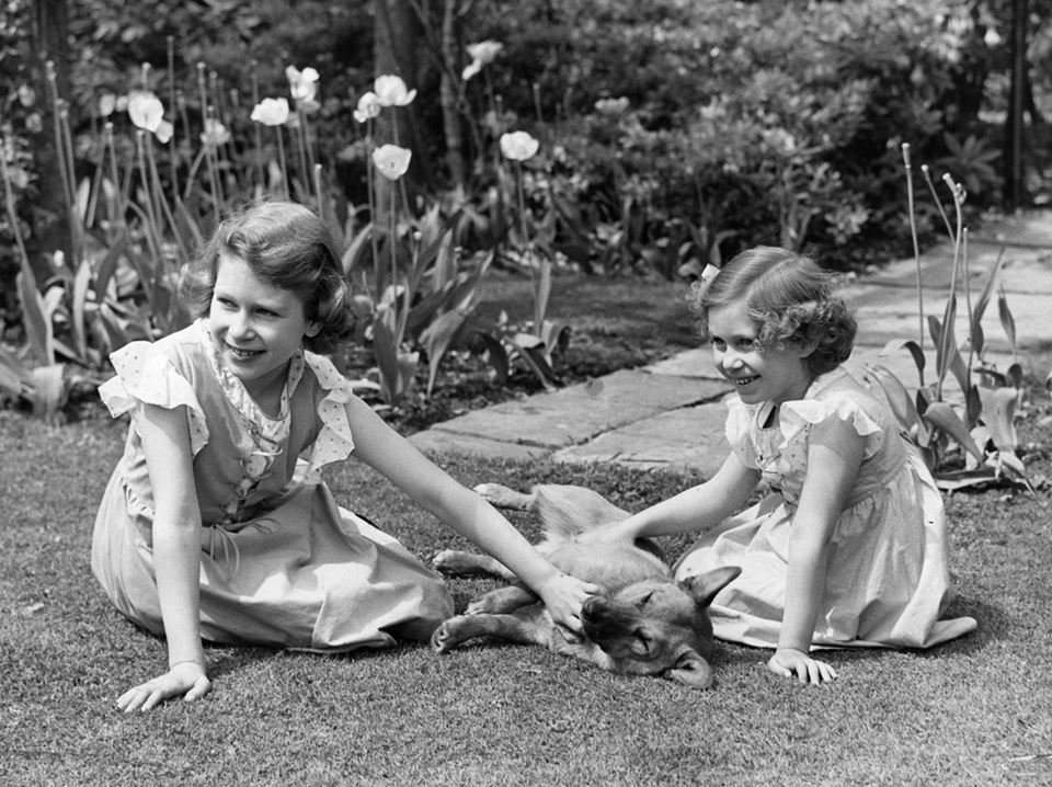Elizabeth e Margaret brincando no jardim