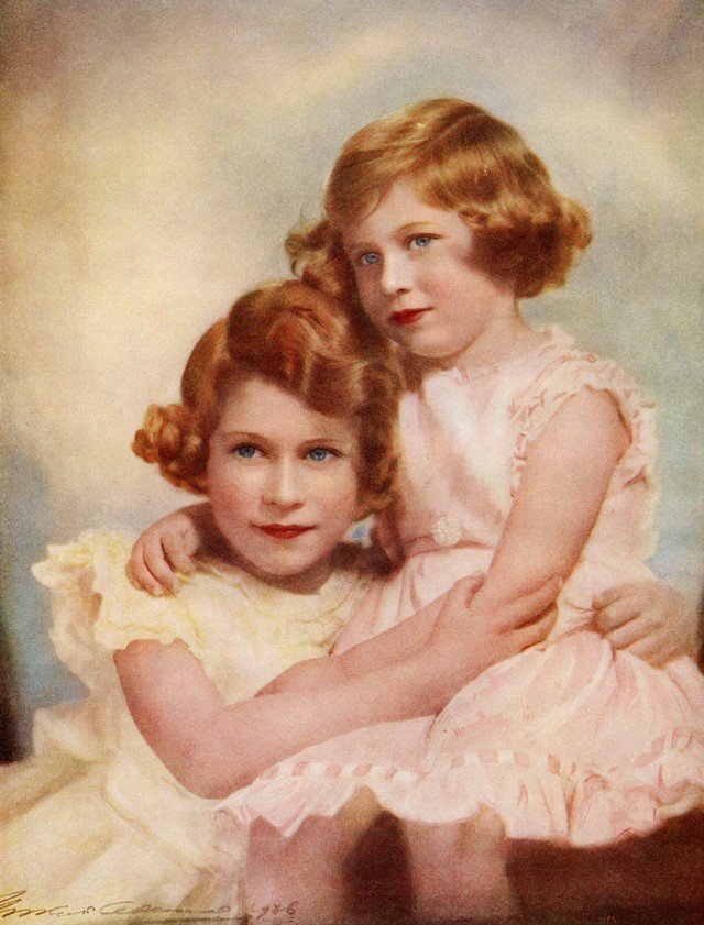 Margaret e Elizabeth abraçadas