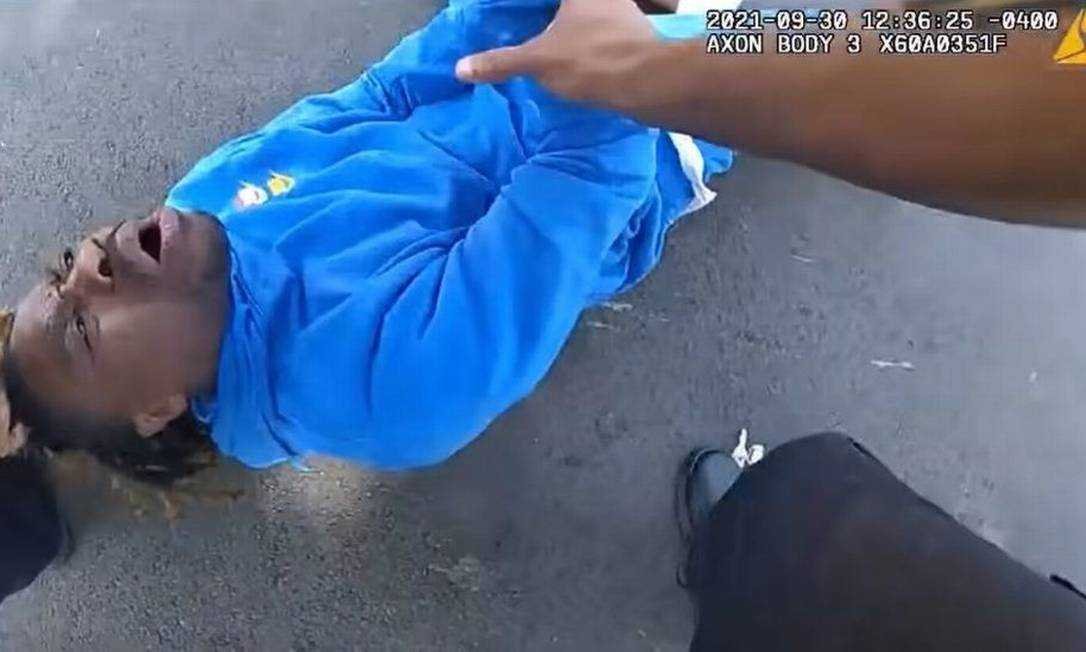 policiais dos EUA retiram homem negro paraplégico de carro pelos cabelos