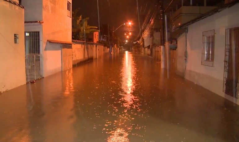 Chuvas no Espírito Santo deixam ruas alagadas