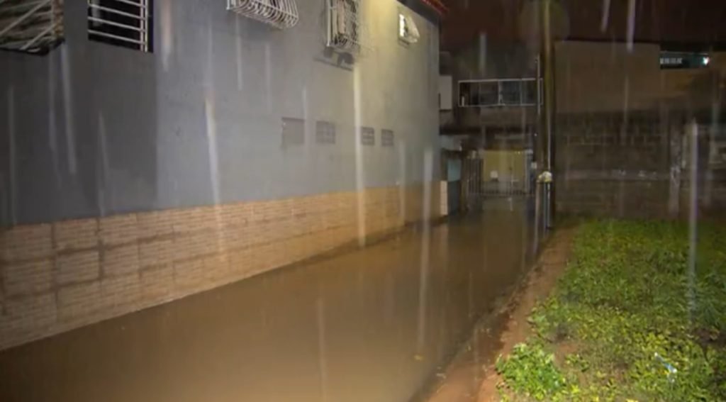 Chuvas no Espírito Santo deixam ruas alagadas