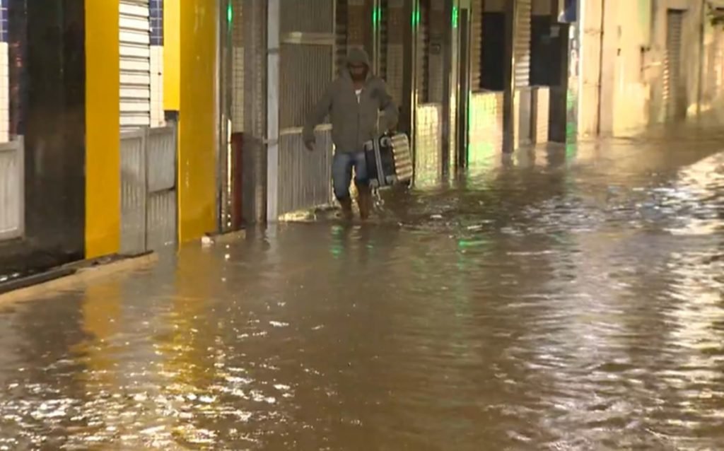 Chuvas no Espírito Santo deixam ruas alagadas