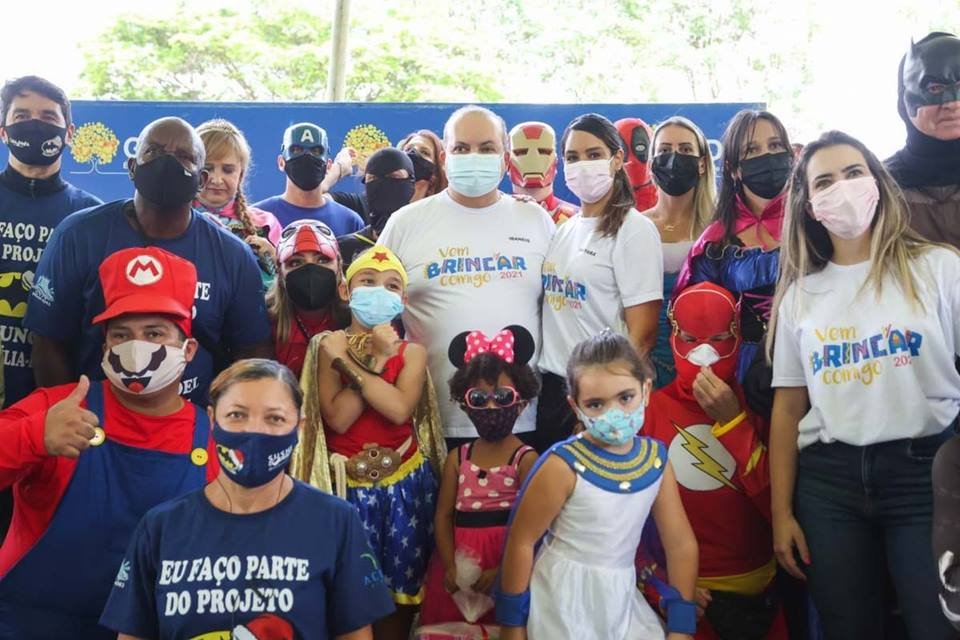 Ibaneis entrega brinquedos no Dia das Crianças