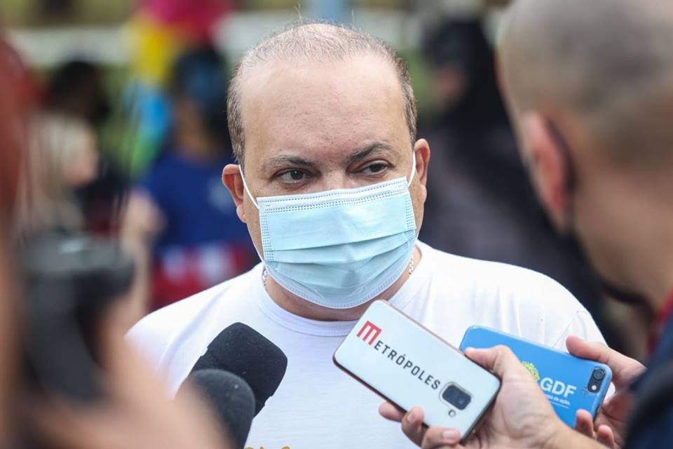 Ibaneis entrega brinquedos no Dia das Crianças