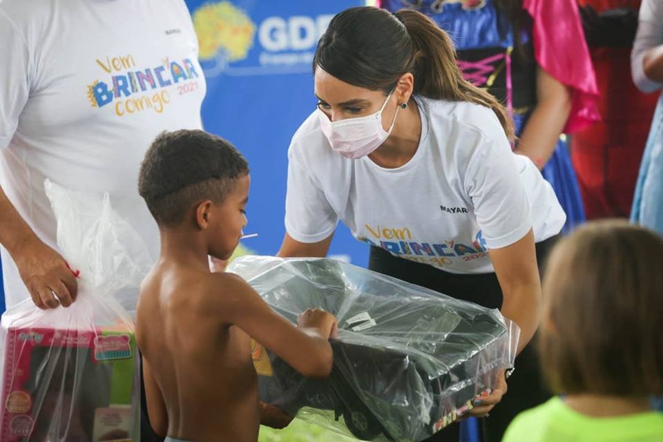 Ibaneis entrega brinquedos no Dia das Crianças
