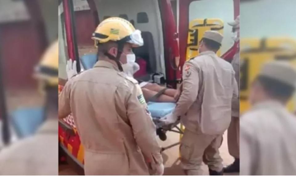 bombeiros socorrendo vítima