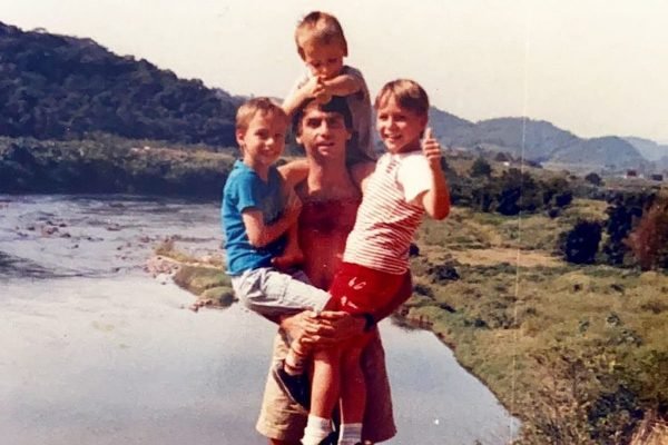 Os irmãos Carlos, Eduardo e Flávio Bolsonaro ao lado do pai, Jair Bolsonaro, em foto antiga