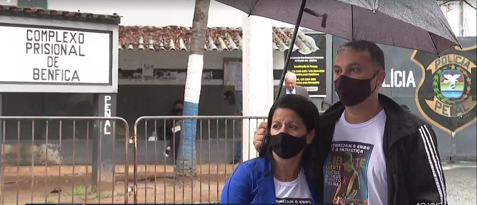 Pais do jovem preso por engano fazem vigília em frente à unidade prisional