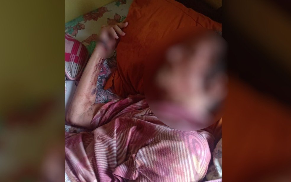 Dois homens são suspeitos de espancar a própria mãe idosa, em Abadiânia, Goiás