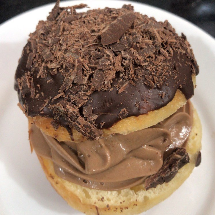 Sonho de chocolate com creme de chocolate