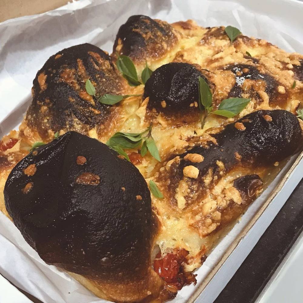 Focaccia de queijo, tomate e manjericão