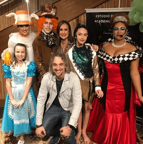 Hadassa na montagem de Alice no País das Maravilhas