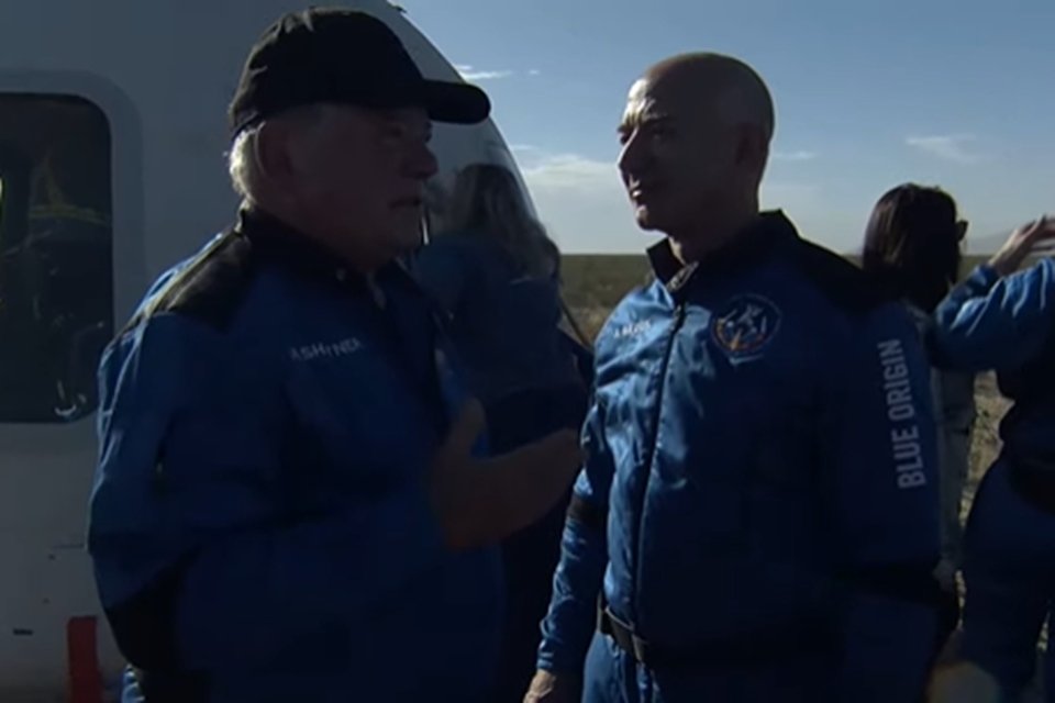 Ator William Shatner conversa com Jeff Bezos após viagem ao espaço