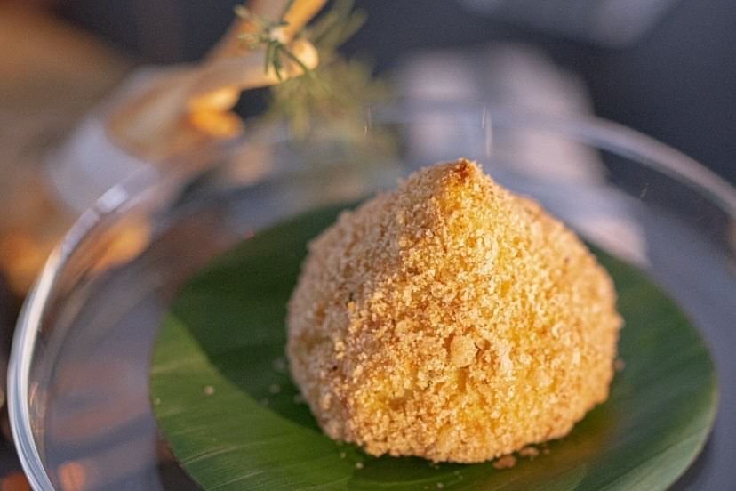 Coxinha sem massa empanada na farinha de rosca feita com pão da casa