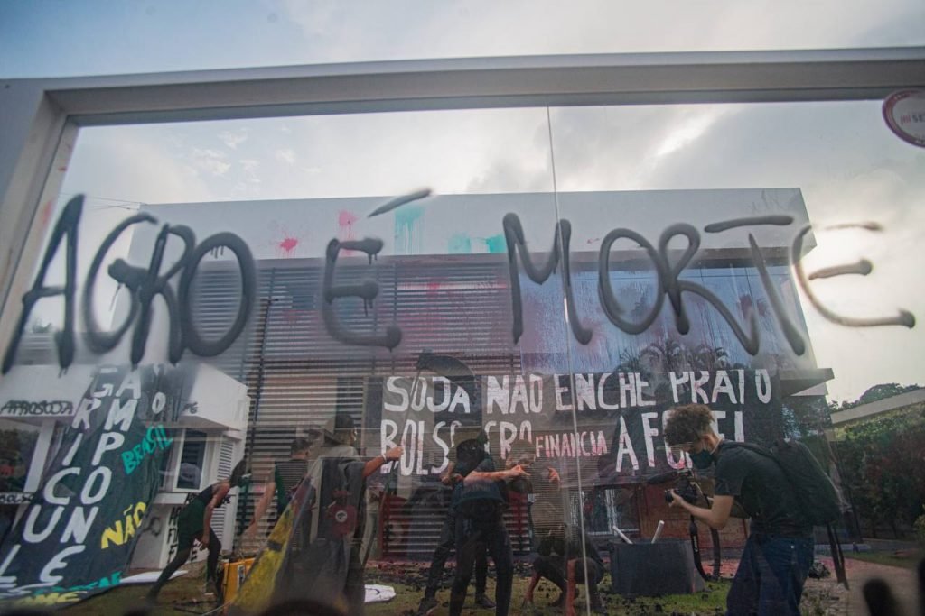 Prédio da Aprosoja em Brasília é alvo de ato contra Bolsonaro: