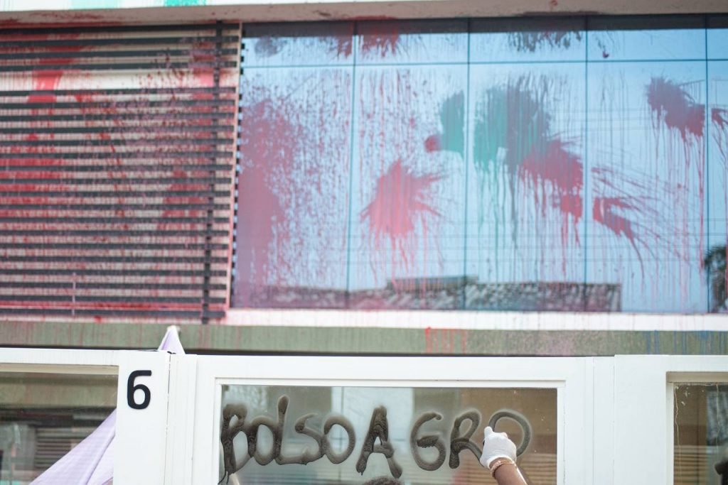 Prédio da Aprosoja em Brasília é alvo de ato contra Bolsonaro: