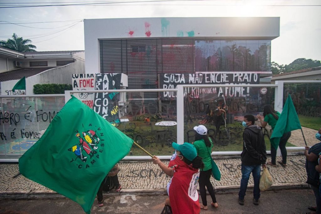 Prédio da Aprosoja em Brasília é alvo de ato contra Bolsonaro: