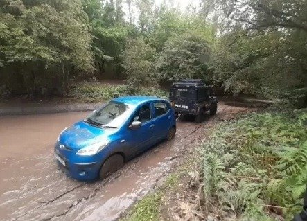 Mulher segue orientações de app e acaba com carro preso em lamaçal