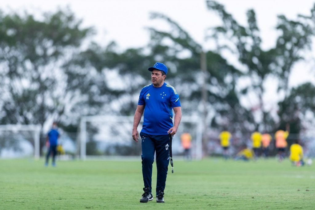 Torcida do Cruzeiro protesta no CT do clube e ameaça jogadores. Vídeo