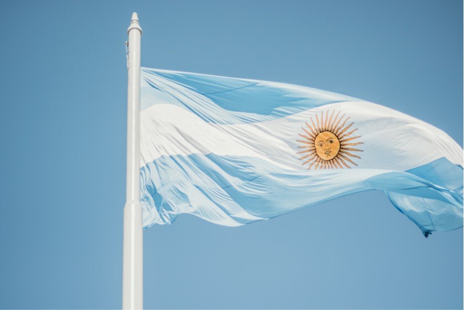 Bandrira da Argentina tremulando - Metrópoles