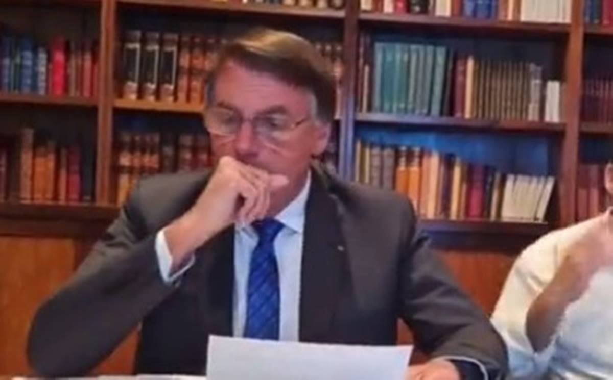 Tossindo, Bolsonaro faz live nas redes sociais gripado: "Complicado"