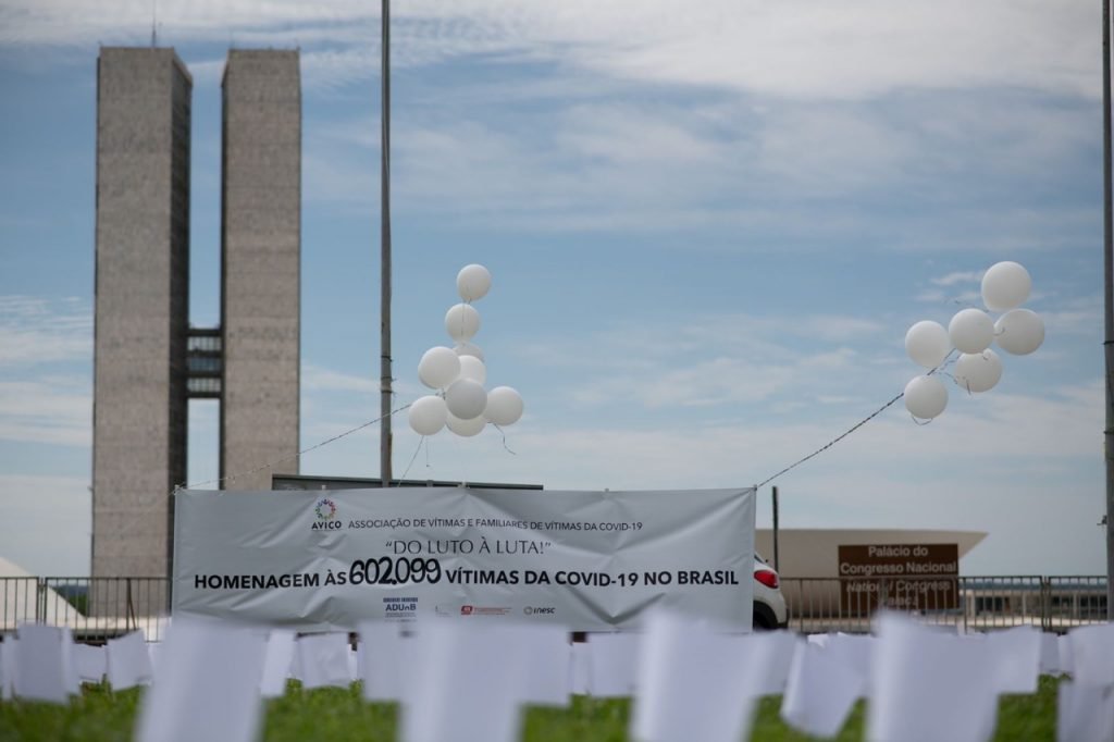 A Associação de Vítimas e Familiares da Covid-19 presta um homenagem às 602.009 vítimas da Covid-19 no Brasil