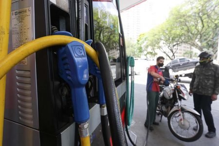 Posto de combustível vende gasolina à 0,40 centavos em protesto na Bela Vista em SP - Desbastecimento - Gasolina