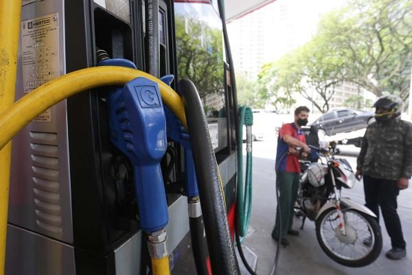 Posto de combustível vende gasolina à 0,40 centavos em protesto na Bela Vista em SP - Desbastecimento - Gasolina