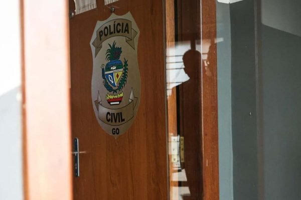 Porta de madeira com símbolo da Polícia Civil de Goiás