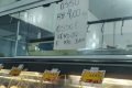 Vídeo: jornalista se emociona ao vivo após relatos de fome