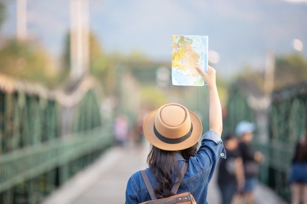 Mulher viajando com mapa na mão, turismo
