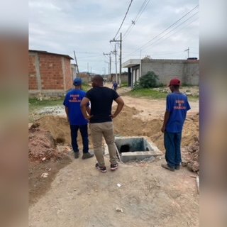 O vereador Sandro do Sindicato acompanha obras em Duque de Caxias