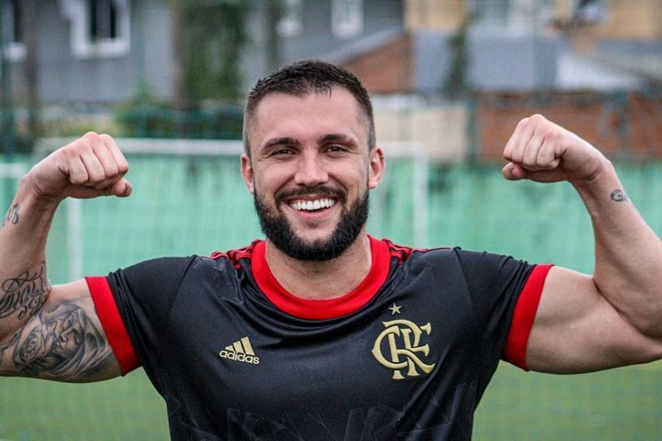 Arthur Picoli é contratado pelo Flamengo para jogar futebol