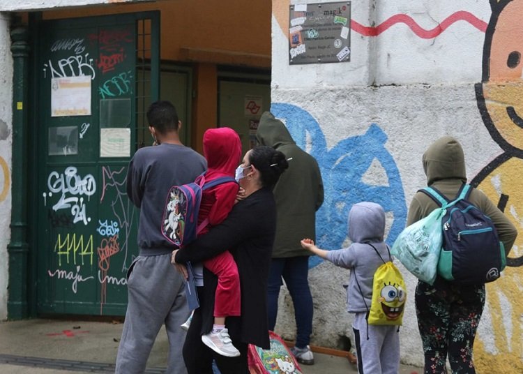 Pais e estudantes em fila