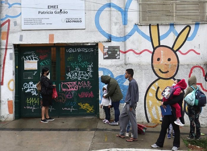 Famílias esperam para escola abrir em São Paulo