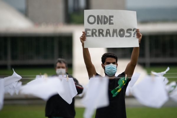 ONG Rio de Paz, realiza manifestação com 600 lenços brancos ao gramado do Congresso para encerramento da CPI (3)