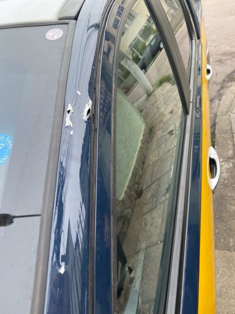 Marcas de tiros em carro da PRF