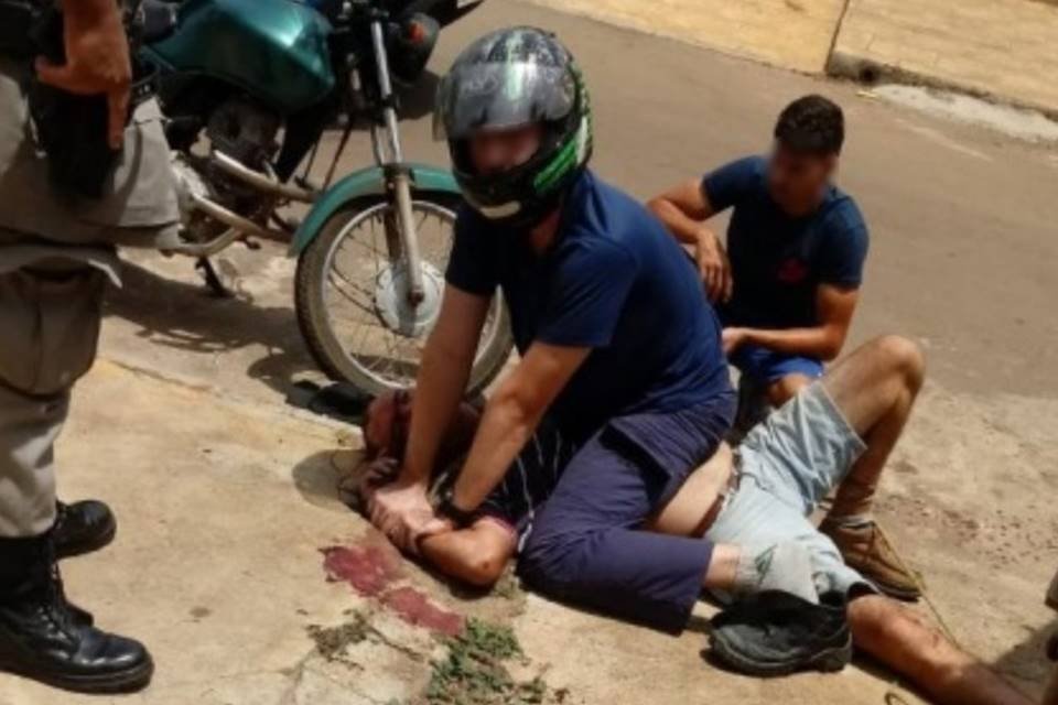 filho imobiliza pai para evitar agressão da mãe em goiás