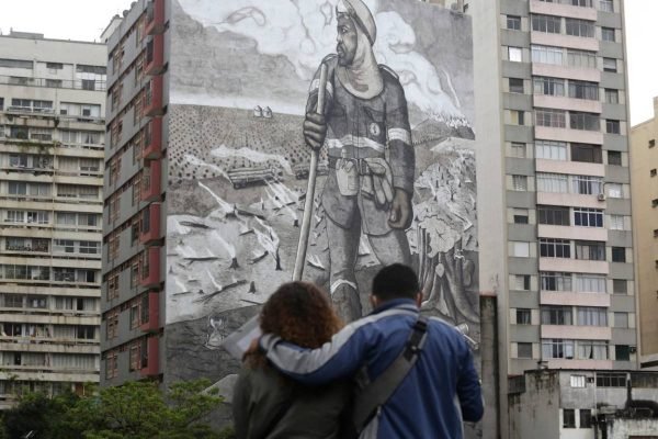 pintura feita com cinzas das queimadas homenageia brigadistas do Brasil em São Paulo