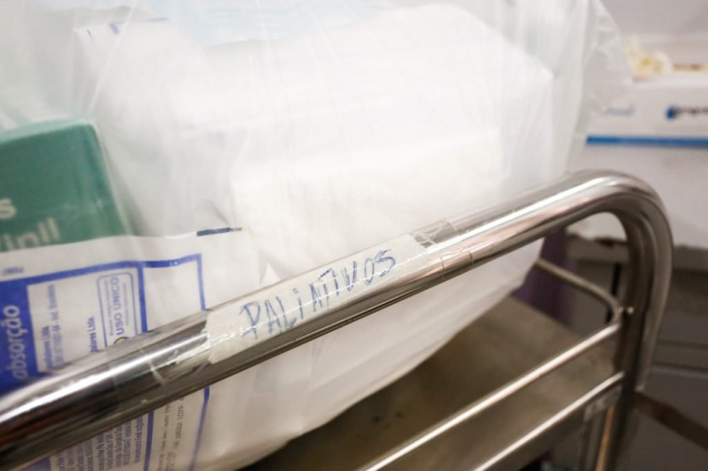 Cuidados paliativos são realizados em pacientes gerais na área onde funcionou UTI Covid, no HGG, em Goiânia, Goiás