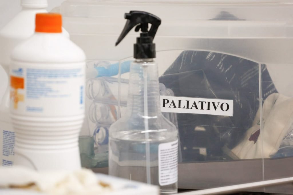 Insumos de cuidados paliativos tomam lugar antes ocupados por remédios de UTI Covid, no HGG, em Goiânia, Goiás