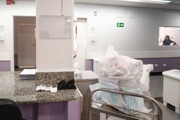Insumos de UTI Covid são retirados em área de hospital de Goiânia que passa a ser usada para cuidados paliativos de pacientes