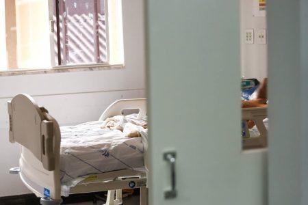 Paciente recebe cuidado paliativo em área que foi usada como UTI Covid, no HGG, em Goiânia, Goiás
