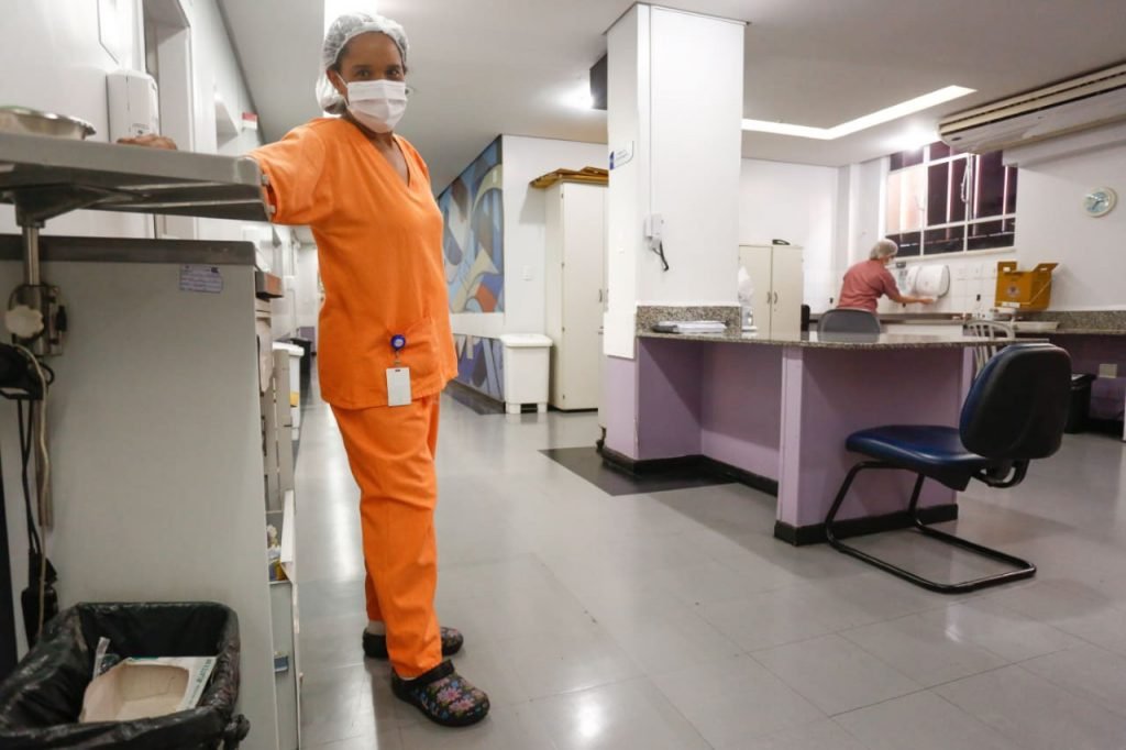 Profissional de saúde no Núcleo de Apoio ao Paciente Paliativo do Hospital Geral de Goiânia (HGG), em Goiás